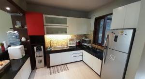 Η κουζίνα ή μικρή κουζίνα στο Villa Sakura Jimbaran