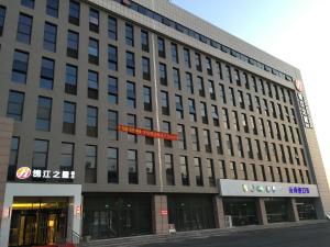 郑州锦江之星郑州高新区梧桐街店4S的前面有标志的大建筑