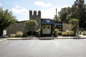 un estacionamiento frente a un edificio en Knights Inn - Battle Creek, en Battle Creek