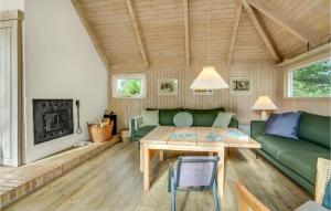 Fjerritslevにある4 Bedroom Lovely Home In Fjerritslevの緑のソファとテーブルのあるリビングルーム