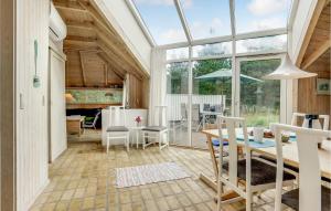 Fjerritslevにある4 Bedroom Lovely Home In Fjerritslevのコンサバトリー(テーブル、椅子付)
