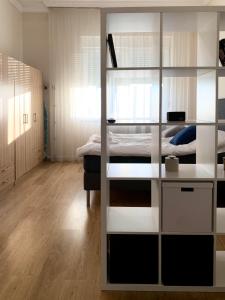 sypialnia z łóżkiem i dużą białą szafą w obiekcie Alföldi Palace Apartman w Debreczynie