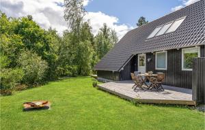 Zahrada ubytování 3 Bedroom Cozy Home In Højslev