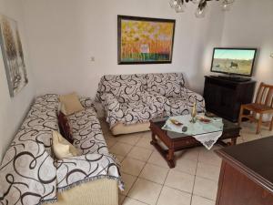 ein Wohnzimmer mit Sofa und Tisch in der Unterkunft Chrysafos view in Monemvasia