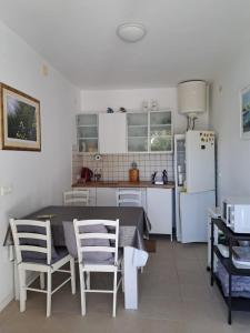 Kuchyň nebo kuchyňský kout v ubytování Apartment Lidie