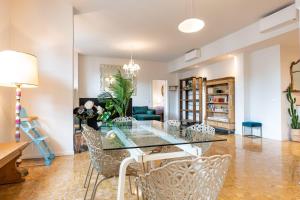 A seating area at Amazing top floor