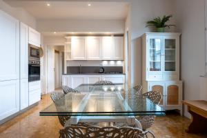 A kitchen or kitchenette at Amazing top floor