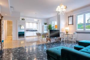 A television and/or entertainment centre at Amazing top floor