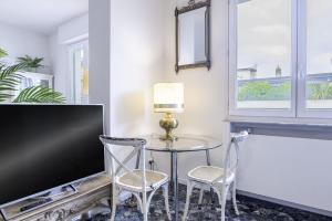 A television and/or entertainment centre at Amazing top floor
