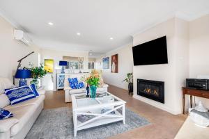 ポート・エリオットにあるbythesea-Beachfront cosy fireplace pet friendlyのソファと暖炉のあるリビングルーム