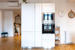A kitchen or kitchenette at Amazing top floor