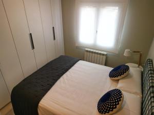 a bedroom with a bed and a window at Apartament Els Ducs in Cardona