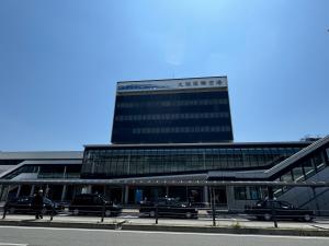 池田市にあるHotel MINT Osaka Airportの車が停まった建物