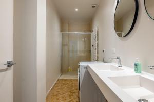 A bathroom at Amazing top floor Még 19 kép