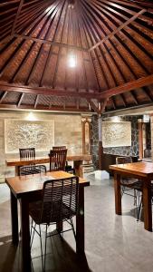 En restaurant eller et andet spisested på Puri Bali Hotel