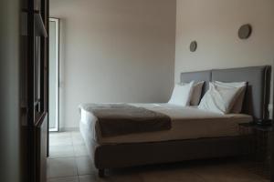 Postel nebo postele na pokoji v ubytování Limanaki Hotel