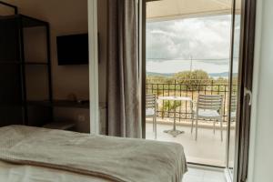 Postel nebo postele na pokoji v ubytování Limanaki Hotel