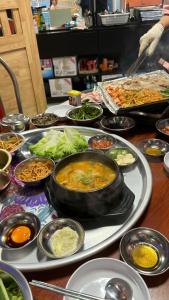 une table contenant de nombreux types de denrées alimentaires différents dans l'établissement olivia Hotel, à Sa Pa