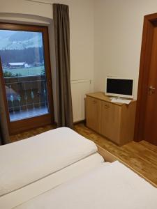 TV a/nebo společenská místnost v ubytování Gasthof Alpenrose - Mühleben