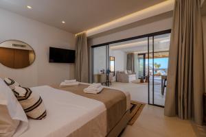 Postel nebo postele na pokoji v ubytování Deos Luxury Suites - Adults Only