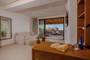 Posezení v ubytování Deos Luxury Suites - Adults Only