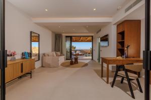 Posezení v ubytování Deos Luxury Suites - Adults Only