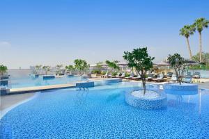 duży basen z drzewem w środku w obiekcie InterContinental Dubai Festival City, an IHG Hotel w Dubaju