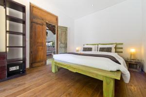 Ein Bett oder Betten in einem Zimmer der Unterkunft Seminyak Villa