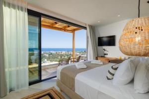 Postel nebo postele na pokoji v ubytování Deos Luxury Suites - Adults Only + 37 fotografií