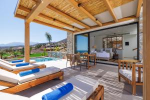 Bazén v ubytování Deos Luxury Suites - Adults Only nebo v jeho okolí