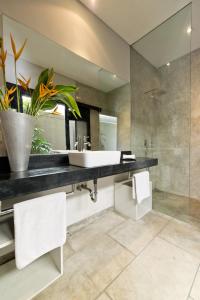 Ein Badezimmer in der Unterkunft Seminyak Villa