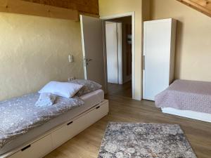 Postel nebo postele na pokoji v ubytování Ferienwohnungen im Hegau