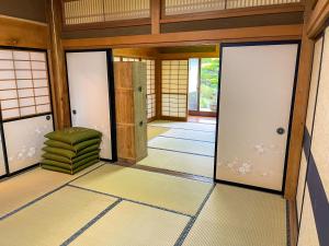 ein Eingang zu einem japanischen Zimmer mit Glastüren in der Unterkunft 自然豊かな古民家豪邸 最大12名まで可 大人数に最適可で アクセス良好な 菱閣 in Fujikawaguchiko + 121 Fotos