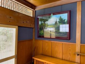 Zimmer mit einem Fenster und einer Holzbank in der Unterkunft 自然豊かな古民家豪邸 最大12名まで可 大人数に最適可で アクセス良好な 菱閣 in Fujikawaguchiko