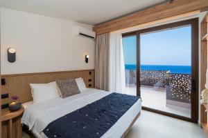 Ένα ή περισσότερα κρεβάτια σε δωμάτιο στο Canvas Villas By the Sea