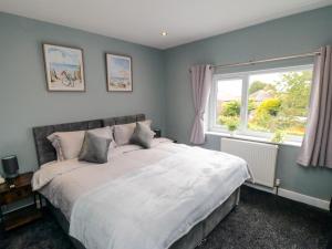 En eller flere senge i et værelse på Corner Cottage