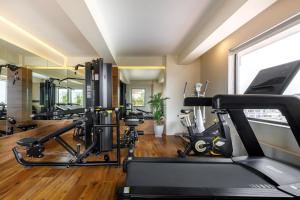 una palestra con diversi tapis roulant e tapis roulant di Hotel Thrive, A Tropical Courtyard a Kathmandu