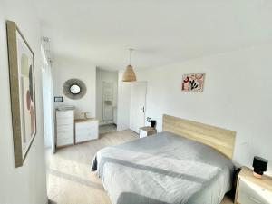 une chambre avec un lit dans une pièce blanche dans l'établissement VUE MER INCROYABLE - 3 Chambres - PARKING 2 PLACES - WIFI, à Berck-sur-Mer