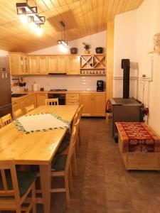 una cucina con un tavolo di legno e una stufa di Casa din Cucă a Cornereva Altre 42 foto
