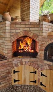 un forno di mattoni con un fuoco al suo interno di Casa din Cucă a Cornereva