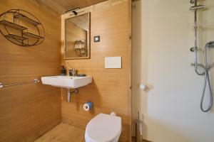 a bathroom with a sink and a toilet at Suite Glamping vicino al mare in Piombino