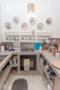 cocina con fogones y platos en la pared en Baker's cottage, en Kosgoda