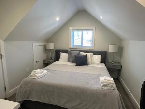 バンクーバーにあるBright and cozy modern home in Vancouver - central to YVR-Downtown - Free Private Parkingのベッドルーム1室(屋根裏部屋に大型ベッド1台付)