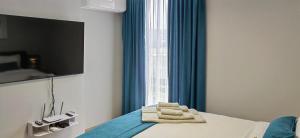 a bedroom with a bed with towels on it at Apartmenthaus Oborishte - 31 in Panagyurishte