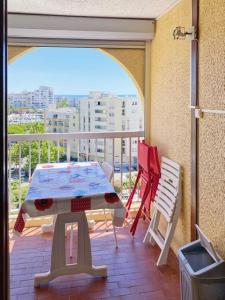 a patio with a table and chairs on a balcony at Carnon-plages - Agréable Studio cabine in Mauguio