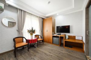TV a/nebo společenská místnost v ubytování The River Park Hotel