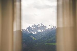 Nespecifikovaný výhled na hory nebo výhled na hory při pohledu z hotelu
