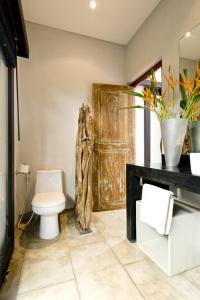 Ein Badezimmer in der Unterkunft Seminyak Villa