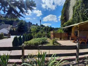 a garden with a wooden fence and a house at NEU! Ferienwohnung Schwarzenberg in Schwarzenberg