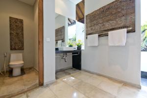 Ein Badezimmer in der Unterkunft Seminyak Villa
